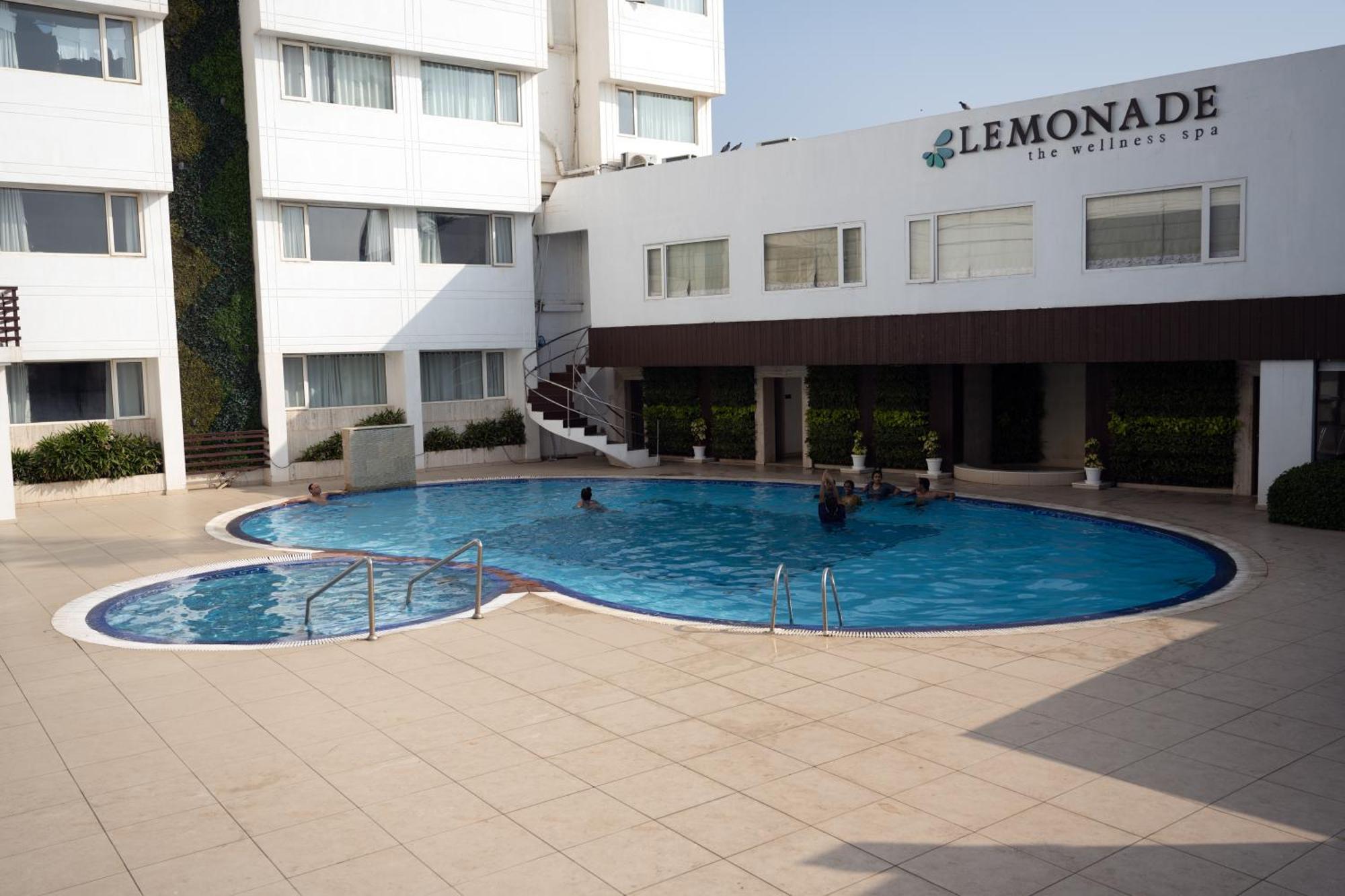 Hotel Holiday Resort Puri Ngoại thất bức ảnh