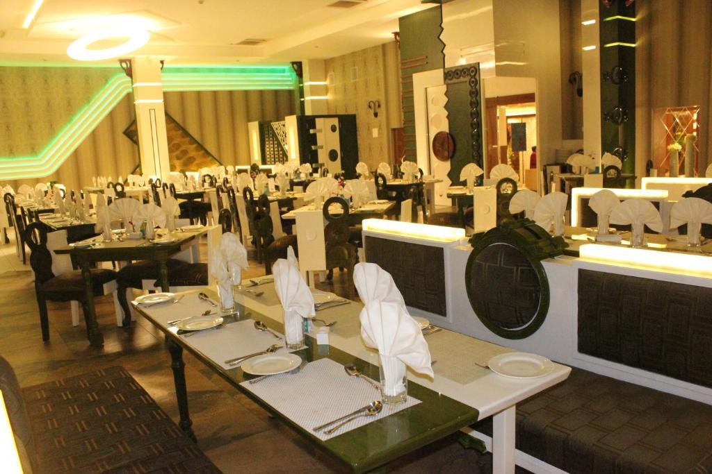 Hotel Holiday Resort Puri Ngoại thất bức ảnh