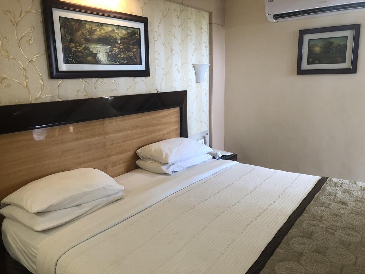 Hotel Holiday Resort Puri Ngoại thất bức ảnh